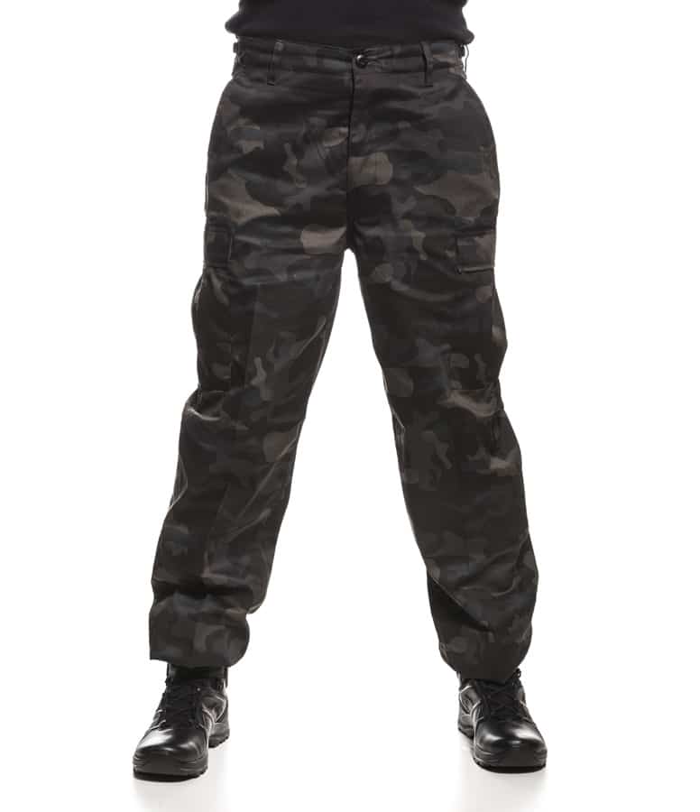 Ranger Reisitaskuhousut Blackcamo, näppärät ja edulliset perusmalliset reisitaskuhousut, miesten armeijatyyliset vapaa-ajan housut tummalla maastokuvioinnilla, valmistaja Brandit Wear - Saksa.