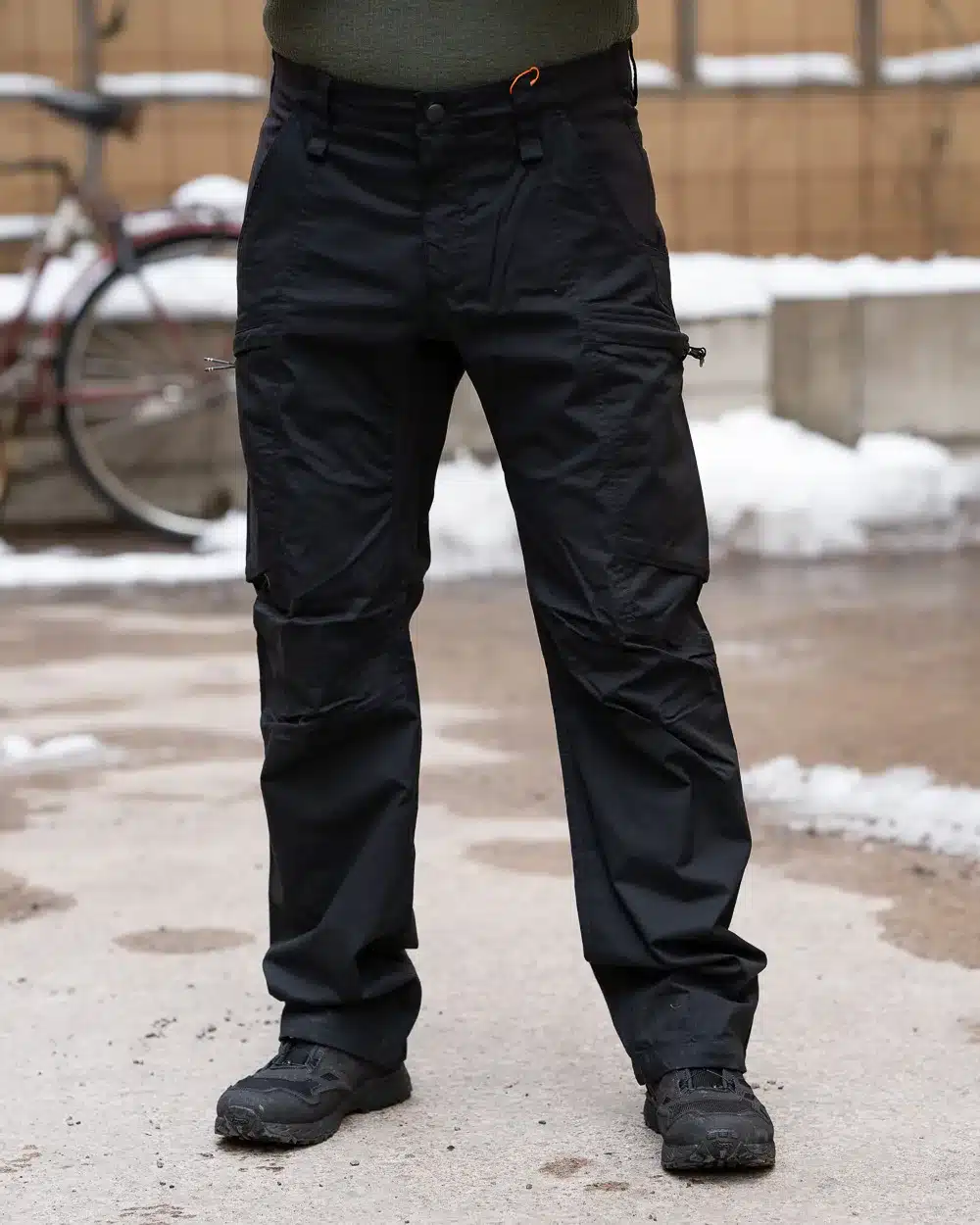 Beretta LowPro Jousto Reisitaskuhousut Musta, 98% puuvilla stretch kangasta, uusin taktinen reisitaskuhousu mallimme, miesten retkeily- ja työhousut joissa on elastinen vyötärökiristys, useita erikokoisia taskuja, kestävät ja super joustavat materiaalit, valmistaja Beretta - Italia.