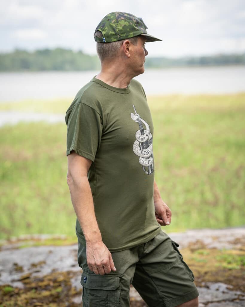 Come And Take It T-Paita, valmistaja Rothco, vihreällä kankaalla, iso käärmeaiheinen printti edessä, melkoisen hieno miesten t-paita kaikin puolin!