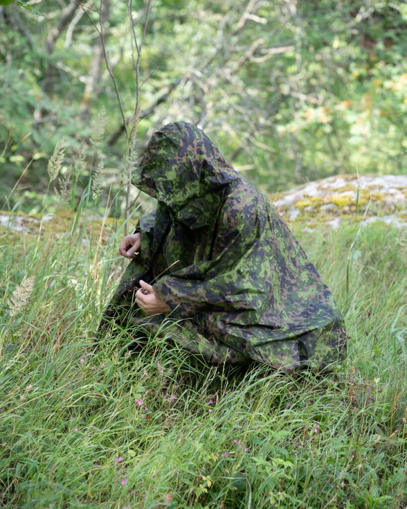 M05 Metsämaastokuvioitu Retkeilijän Sadeviitta, laadukas sadeviitta/-poncho, M05-metsämaastokuvioitu retkeilysadeviitta isolla hupulla, ulkoilusadeviitta jossa on napitettavat kyljet, painoa vain 450 grammaa, valmistettu Euroopassa, Salainen Agentti M05, armeijavarusteet Helsinki!