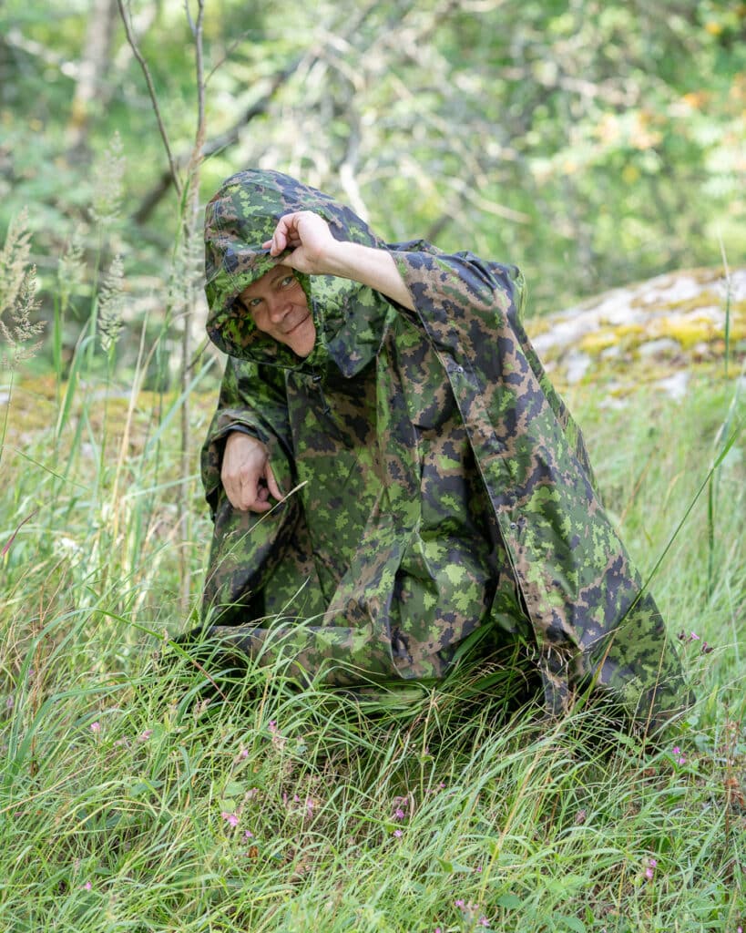 M05 Metsämaastokuvioitu Retkeilijän Sadeviitta , laadukas sadeviitta/-poncho, M05-metsämaastokuvioitu retkeilysadeviitta isolla hupulla, ulkoilusadeviitta jossa on napitettavat kyljet, painoa vain 450 grammaa, valmistettu Euroopassa, Salainen Agentti M05!