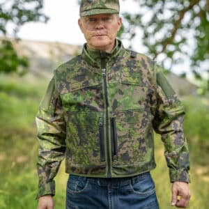 M05 MOLLE Varusteliivi Eräliivi, taktisen taisteluliivin pohja, takki/liivi mallinen rakenne, modulaarinen ja täynnä tilaa lisätaskuille, erittäin hyvin hengittävä eräliivi, 2 viistomallista vetoketjullista taskua, useita MOLLE kiinnikkeitä varustetaskuille, sopiva retkeilyyn, airsoftiin, metsästykseen, ammuntaradalle, valokuvaajalle, ym. Valmistettu Euroopassa jotenka kestävyys on testattu!