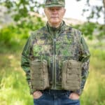 M05 MOLLE Varusteliivi Eräliivi, taktisen taisteluliivin pohja, takki/liivi mallinen rakenne, modulaarinen ja täynnä tilaa lisätaskuille, erittäin hyvin hengittävä eräliivi, 2 viistomallista vetoketjullista taskua, useita MOLLE kiinnikkeitä varustetaskuille, sopiva retkeilyyn, airsoftiin, metsästykseen, ammuntaradalle, valokuvaajalle, ym. Valmistettu Euroopassa jotenka kestävyys on testattu! M05 varusteet Helsinki.