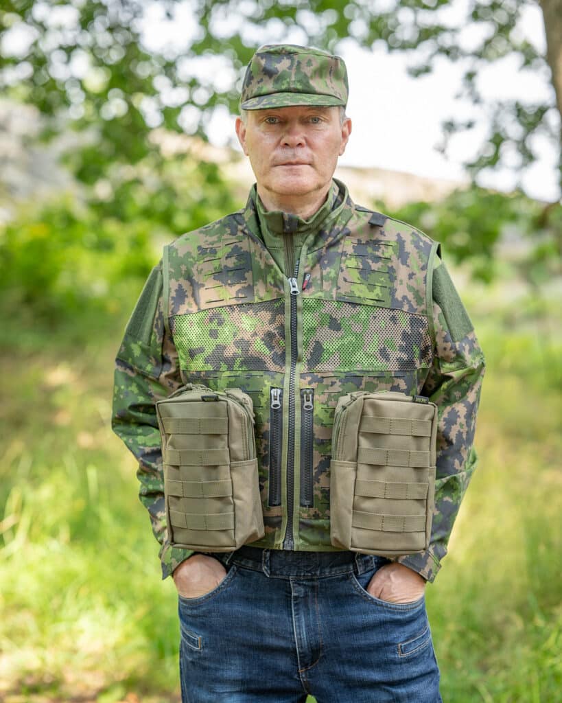 M05 MOLLE Varusteliivi Eräliivi, taktisen taisteluliivin pohja, takki/liivi mallinen rakenne, modulaarinen ja täynnä tilaa lisätaskuille, erittäin hyvin hengittävä eräliivi, 2 viistomallista vetoketjullista taskua, useita MOLLE kiinnikkeitä varustetaskuille, sopiva retkeilyyn, airsoftiin, metsästykseen, ammuntaradalle, valokuvaajalle, ym. Valmistettu Euroopassa jotenka kestävyys on testattu! M05 varusteet Helsinki.