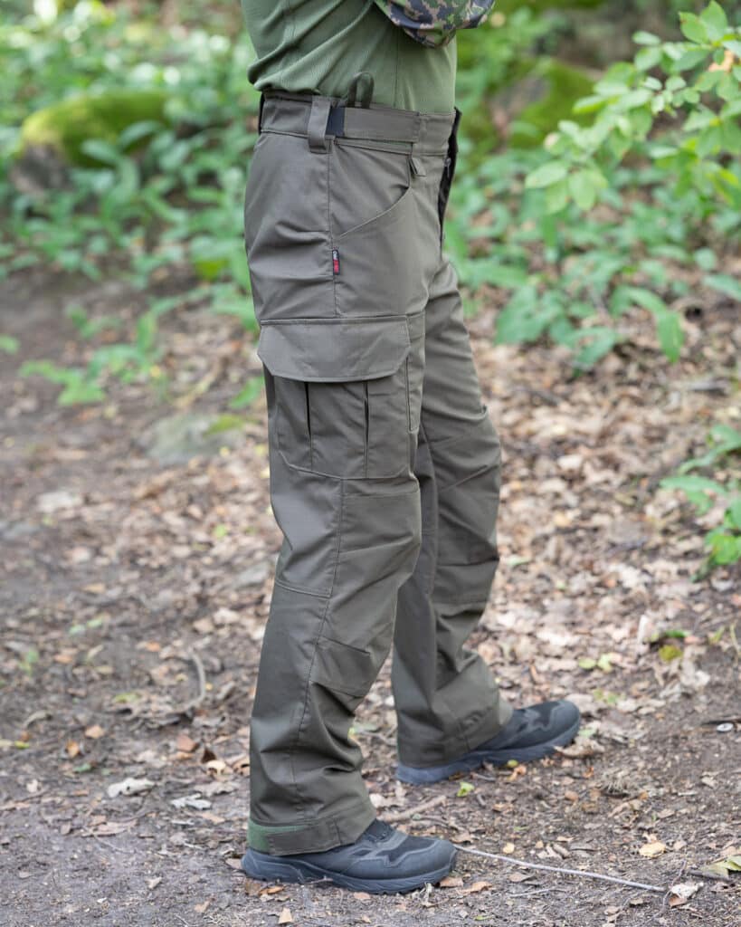 Erähaukka Maastohousut Ranger Green on täydellinen kumppani jokaiselle seikkailijalle. Nämä huipputekniset mutta silti tyylikkäät outdoor housut on suunniteltu kestämään ankarimmatkin olosuhteet ja antamaan sinulle vapauden liikkua rajoituksetta.