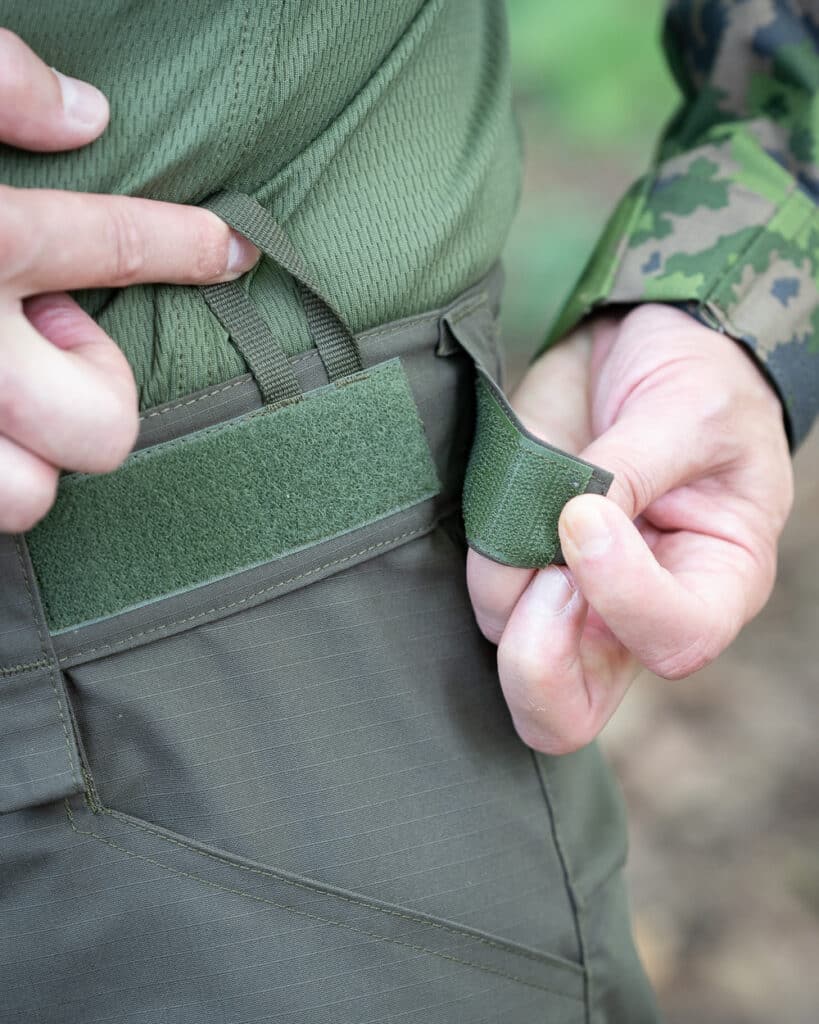 Erähaukka Maastohousut Ranger Green on täydellinen kumppani jokaiselle seikkailijalle. Nämä huipputekniset mutta silti tyylikkäät outdoor housut on suunniteltu kestämään ankarimmatkin olosuhteet ja antamaan sinulle vapauden liikkua rajoituksetta.