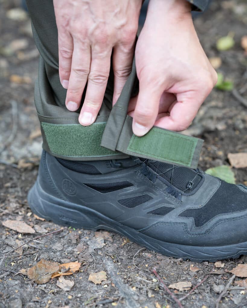 Erähaukka Maastohousut Ranger Green on täydellinen kumppani jokaiselle seikkailijalle. Nämä huipputekniset mutta silti tyylikkäät outdoor housut on suunniteltu kestämään ankarimmatkin olosuhteet ja antamaan sinulle vapauden liikkua rajoituksetta.