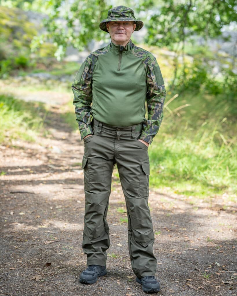 Erähaukka Maastohousut Ranger Green on täydellinen kumppani jokaiselle seikkailijalle. Nämä huipputekniset mutta silti tyylikkäät outdoor housut on suunniteltu kestämään ankarimmatkin olosuhteet ja antamaan sinulle vapauden liikkua rajoituksetta.