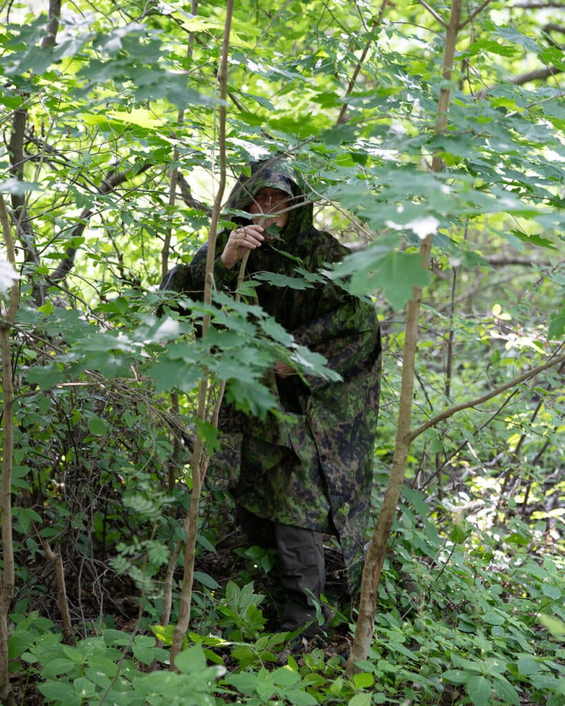 M05 Metsämaastokuvioitu Retkeilijän Sadeviitta , laadukas sadeviitta/-poncho, M05-metsämaastokuvioitu retkeilysadeviitta isolla hupulla, ulkoilusadeviitta jossa on napitettavat kyljet, painoa vain 450 grammaa, valmistettu Euroopassa, Salainen Agentti M05!