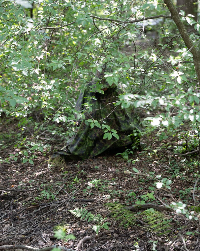 M05 Metsämaastokuvioitu Retkeilijän Sadeviitta, laadukas sadeviitta/-poncho, M05-metsämaastokuvioitu retkeilysadeviitta isolla hupulla, ulkoilusadeviitta jossa on napitettavat kyljet, painoa vain 450 grammaa, valmistettu Euroopassa, Salainen Agentti M05, armeijavarusteet Helsinki!