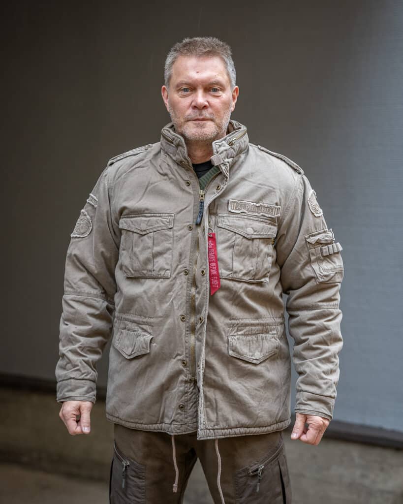 Alpha Weston Kenttätakki Ruskea, tyylitelty versio M-65:tä, erittäin laadukas maihinnousutakki, istuva mitoitus, Alpha Industries Helsinki, valmistaja Alpha Industries - USA.