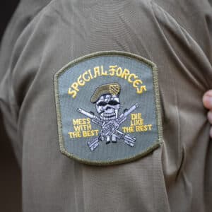 US Special Forces Kangasmerkki, "Mess with the Best" Patch, erikoisjoukko hihamerkki, silitettävä tai ommeltava kiinni, pääkallologolla, kangasmerkki vihreällä pohjalla, vahvistetut reunat.