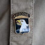 101st Airborne Crest Pinssi, rintamerkki, legendaarisen amerikkalaisen laskuvarjodivisioonan logo tai tunnusmerkki, lempinimeltään "Screaming Eagles", amerikkalainen sotilasmerkki!