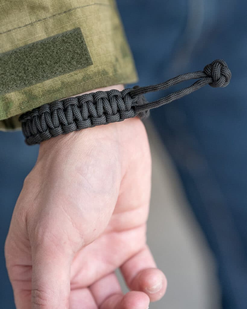 Parabracelet Mad Dog, paracord narusta tehty selviytymisranneke hätätilanteisiin.