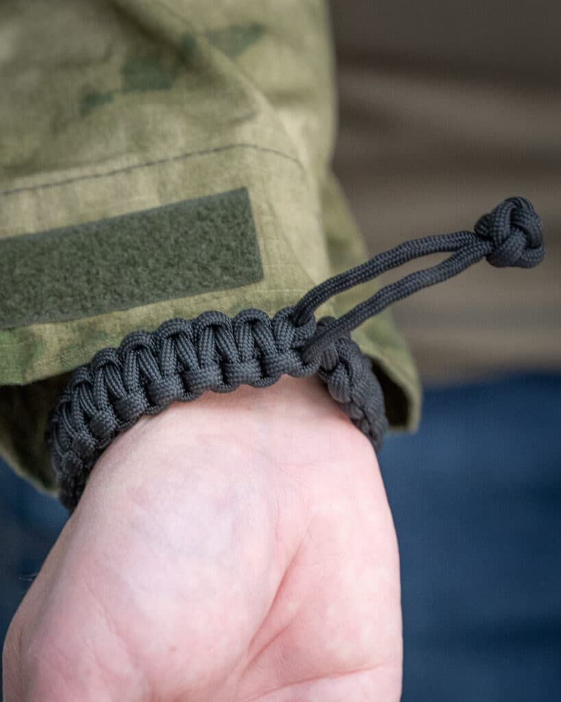 Parabracelet Mad Dog, paracord narusta tehty selviytymisranneke hätätilanteisiin.