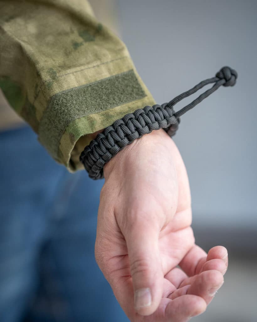 Parabracelet Mad Dog, paracord narusta tehty selviytymisranneke hätätilanteisiin.